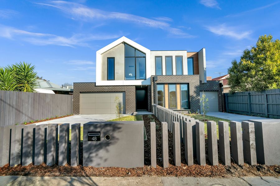 Çizgili çit detaylı modern ev