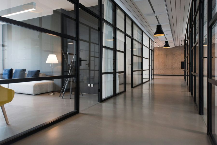Cam bölmeli modern ofis
