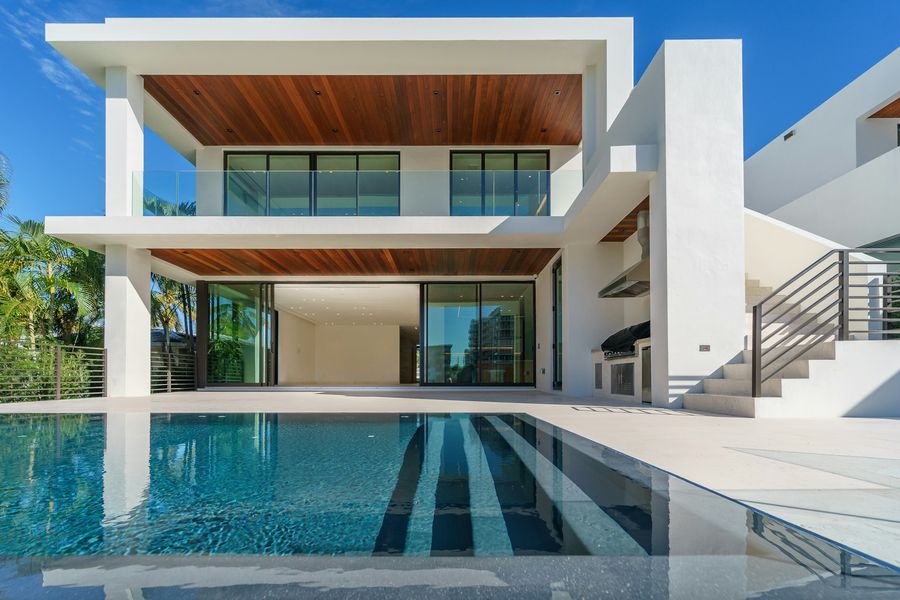 Havuzlu modern villa